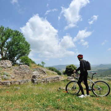 Monteleone Rocca Doria, visiting the castle of the Doria with mountain bike (photo Ivo Piras)