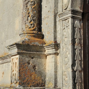 Mara, santuario di Nostra Signora di Bonu Ighinu. Particolare di una colonna della facciata. (foto Ivo Piras)
