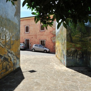Mara, murales nel centro storico. (foto Ivo Piras)