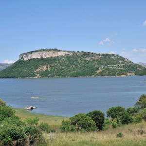 Monteleone Rocca Doria e il lago sul Temo (foto Ivo Piras)