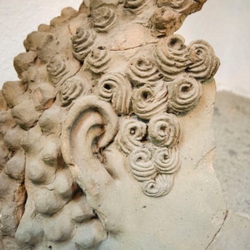 Padria, museo civico archeologico. Frammento di testa con particolare della capigliatura maschile dal deposito votivo di San Giuseppe. (foto Angelo Marras)