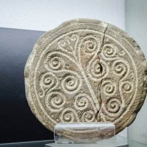 Padria, museo civico archeologico. Stampo decorato con elementi fitomorfi di ambito culturale punico. (foto Angelo Marras)