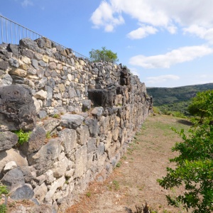 Padria, sito di Palattu. Muraglia megalitica. (foto Angelo Marras)