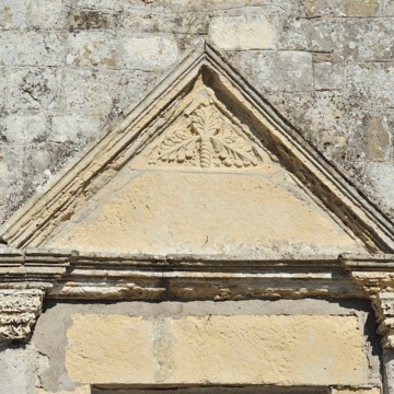 Romana, chiesa di Santa Croce. Particolare del timpano sul portale. (foto Ivo Piras)