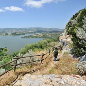 Monteleone Rocca Doria, sentiero con affaccio sul lago (foto Ivo Piras)