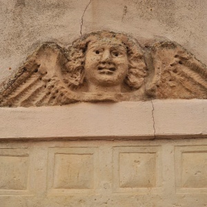 Villanova Monteleone, chiesa del Rosario. Particolare dell'angelo nella facciata. (foto Ivo Piras)