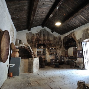 Villanova Monteleone, Museo Etnografico. Cucina con il forno a legna. (foto Ivo Piras)