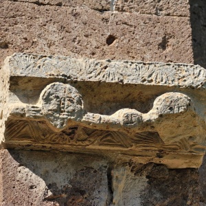 Villanova Monteleone, chiesa di Santa Maria di Curos. Decori architettonici. (foto Ivo Piras)